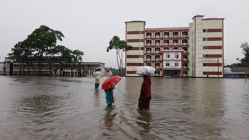 নোয়াখালীতে বন্যা পরিস্থিতির অবনতি হওয়ায় নিরাপদ আশ্রয়ের সন্ধানে ছুটছে মানুষ। আজ দুপুরে বেগমগঞ্জ সরকারি পাইলট উচ্চবিদ্যালয়ের সামনে